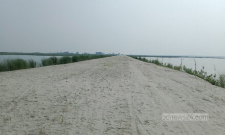 ভাঙন রোধে ‘যমুনার শাখা’ ভরাট: সাবেক এমপির পলায়নে বিপাকে শ্রমিকরা