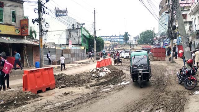 রাজশাহীতে সামান্য বৃষ্টিতেই রাস্তায় জলাবদ্ধতা ও যানজট: রেলগেট ও বাসস্ট্যান্ড এলাকায় বছরের পর বছর সংস্কারহীন দুর্ভোগ