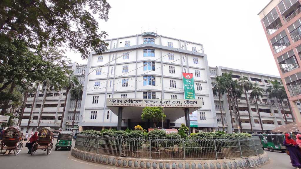 সড়কে মানসিক ভারসাম্যহীনের সন্তান প্রসব, হাসপাতালে নিল ট্রাফিক পুলিশ