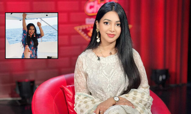 সমুদ্রে মাছ ধরছেন প্রভা
