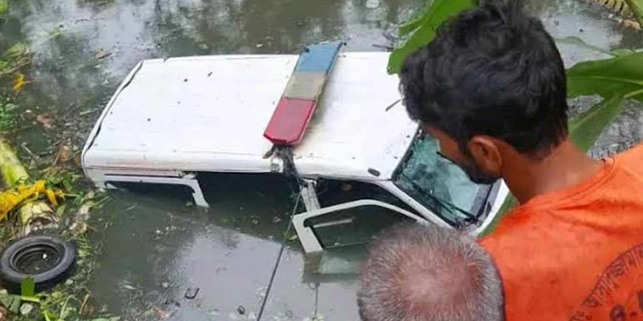 স্বামীকে হাসপাতালে নিয়ে যাওয়ার পথে অ্যাম্বুলেন্স খাদে, প্রাণ গেল স্ত্রীর