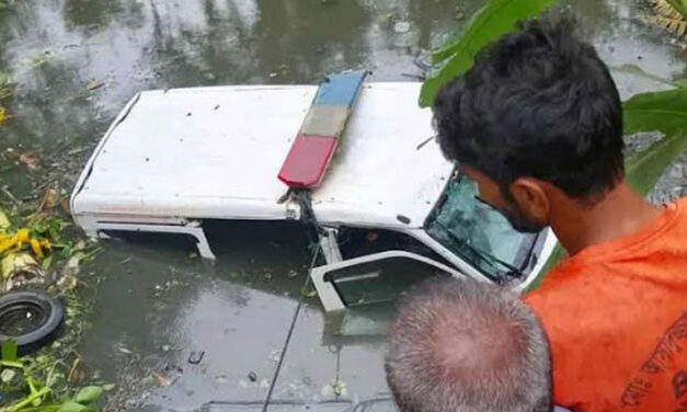 স্বামীকে হাসপাতালে নিয়ে যাওয়ার পথে অ্যাম্বুলেন্স খাদে, প্রাণ গেল স্ত্রীর