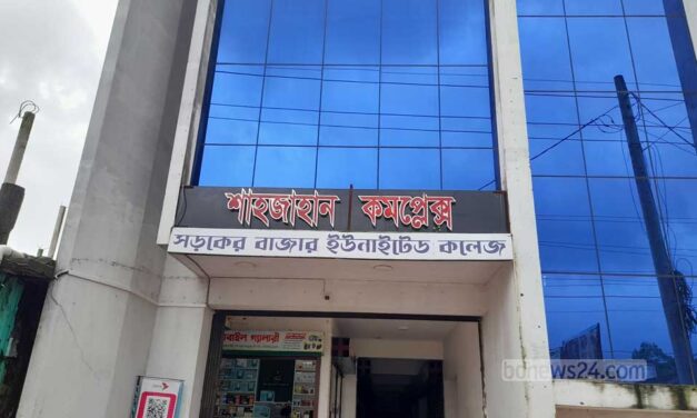 অনুমতির বালাই নেই, ‘প্রতারণা’ করে ভর্তির চেষ্টা