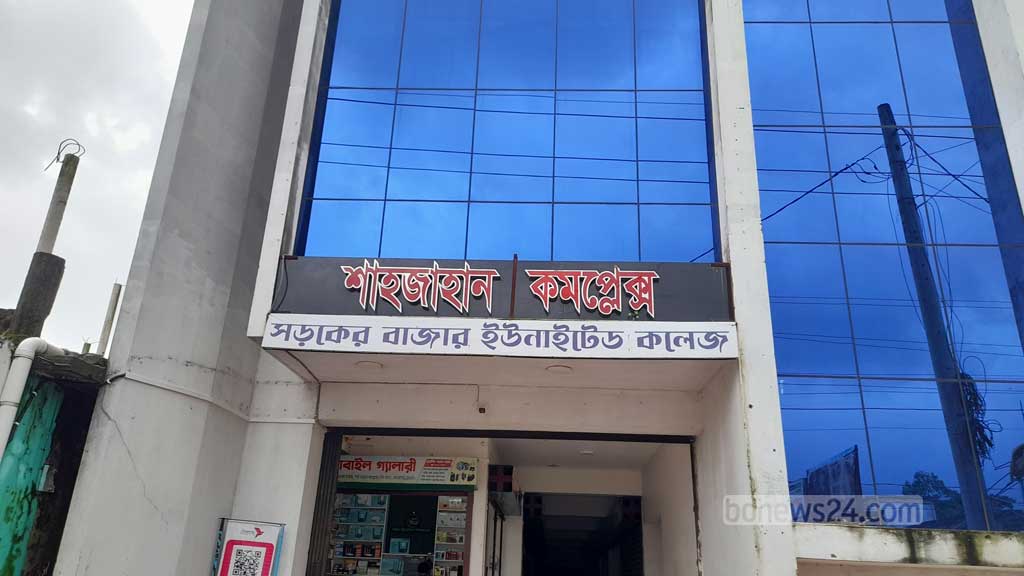 অনুমতির বালাই নেই, ‘প্রতারণা’ করে ভর্তির চেষ্টা