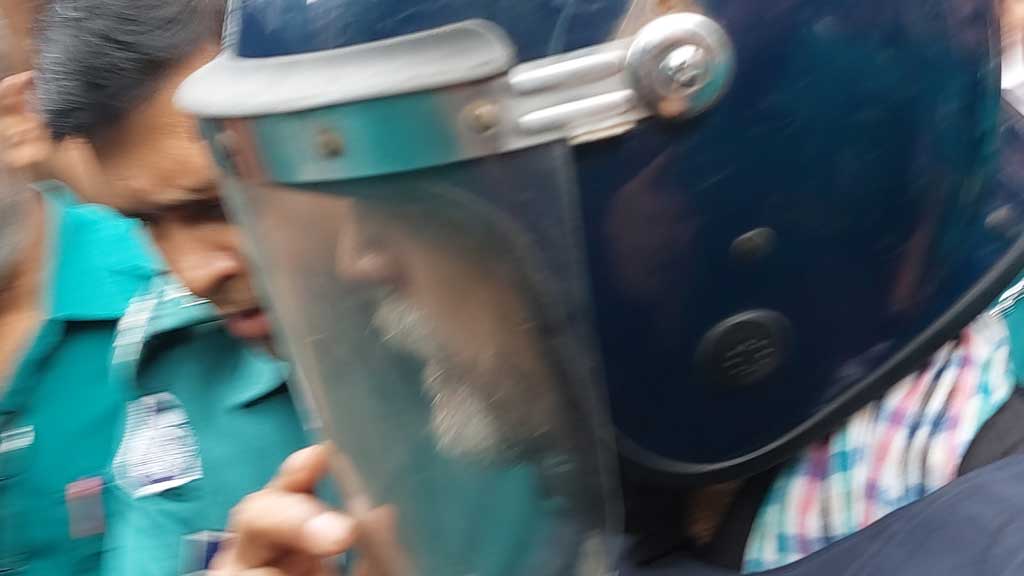 ‘আব্বু, আব্বু’ বলে ডাক কন্যাদের, হাত নাড়িয়ে সাড়া বারকাতের