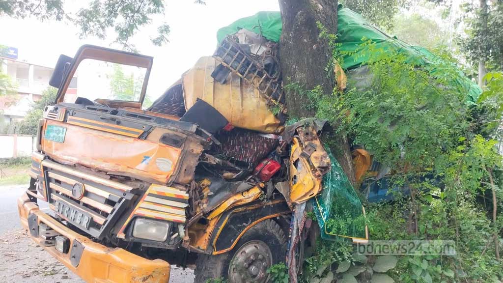 মাগুরায় গাছে ট্রাকের ধাক্কা, চালকের সহকারী নিহত