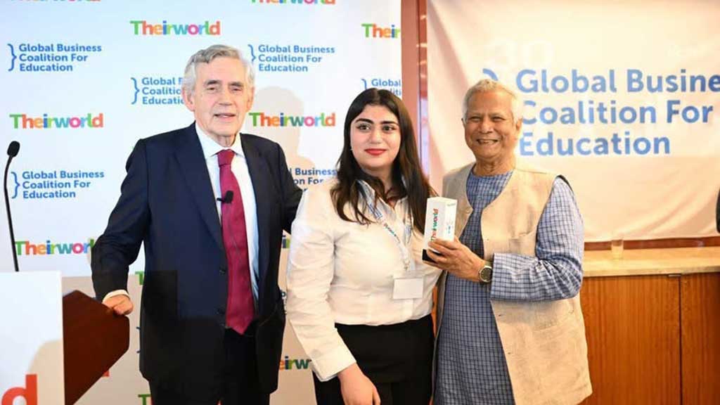 উন্নয়নে ভূমিকা: প্রধান উপদেষ্টা পেলেন ‘আনলক বিগ চেঞ্জ অ্যাওয়ার্ড’