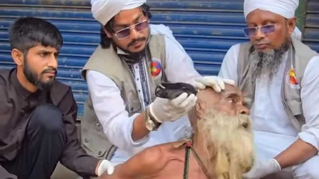 ‘আল্লাহ, তুই দেহিস’: নিজেকে ‘ঘরবন্দি’ করেছেন চুল-দাঁড়ি কেটে দেওয়া সেই বৃদ্ধ