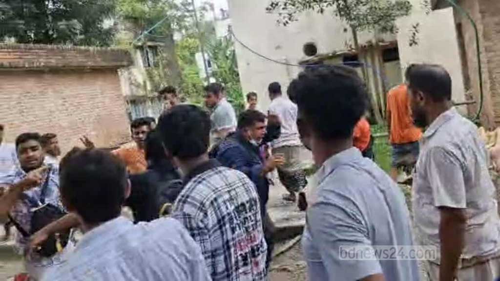 নরসিংদীতে সংঘর্ষ: সংবাদ সংগ্রহ করতে গিয়ে হামলার শিকার সাংবাদিক