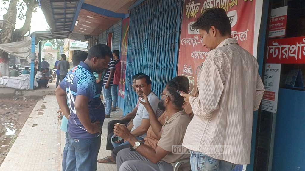 বেতন বৃদ্ধির দাবিতে ৩ জেলায় বাস শ্রমিকদের কর্মবিরতি, দুর্ভোগ