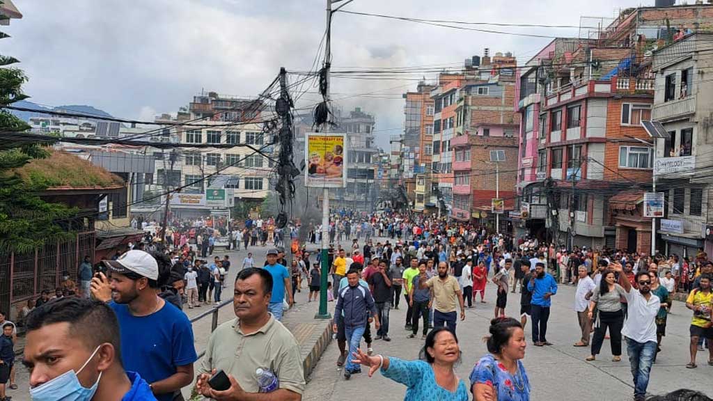 কারফিউ ভেঙে দ্বিতীয় দিনের বিক্ষোভে নেপাল, প্রেসিডেন্টের বাসভবনে আগুন