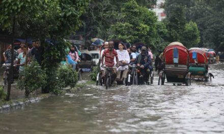 সাত সকালের বৃষ্টিতে ডুবল ঢাকা, দুর্ভোগ চরমে