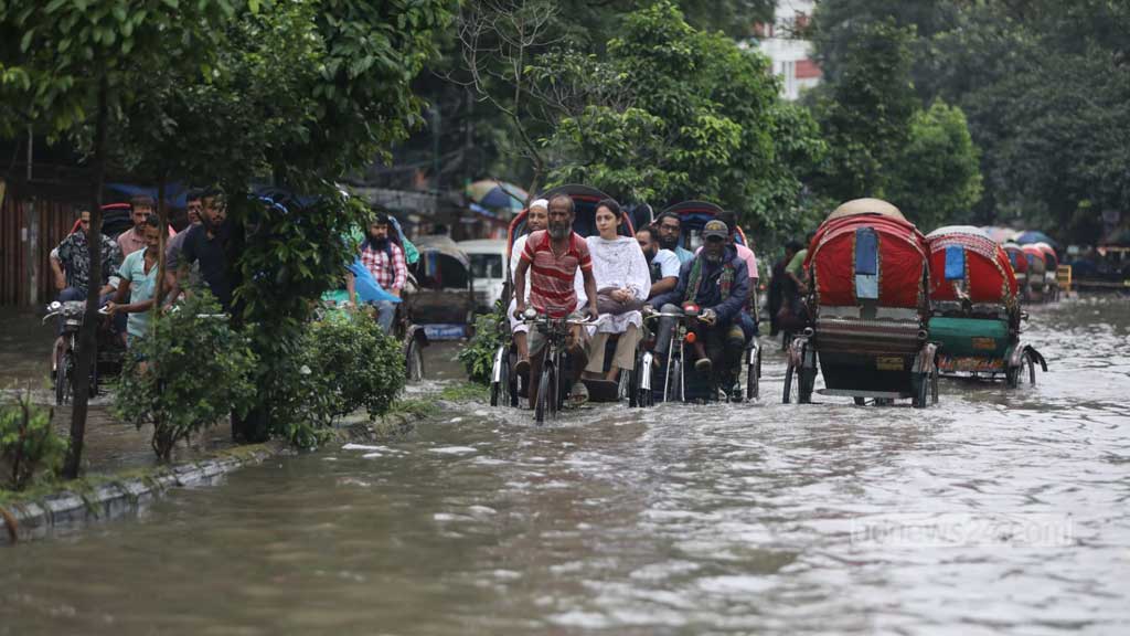 সাত সকালের বৃষ্টিতে ডুবল ঢাকা, দুর্ভোগ চরমে