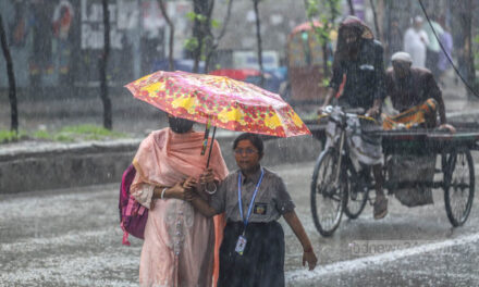 সাগরে লঘুচাপ: ভারি বৃষ্টি, জলাবদ্ধতা ও ভূমি ধসের সতর্কবার্তা