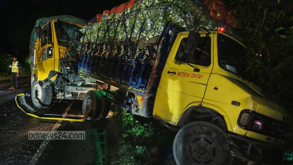রাজবাড়ীতে দাঁড়িয়ে থাকা ট্রাকে আরেক ট্রাকের ধাক্কা, চালকসহ নিহত ২