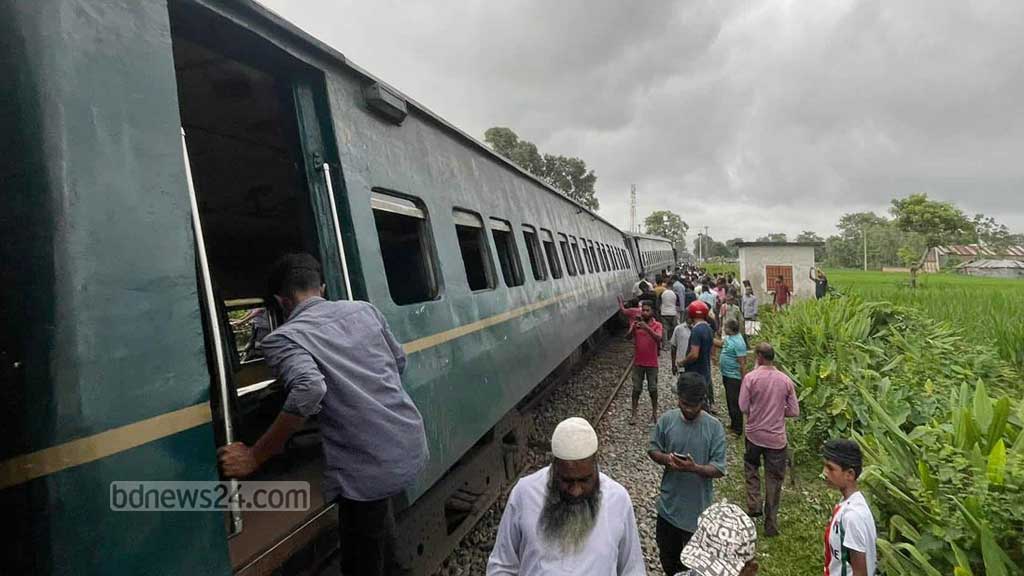রংপুরে পদ্মরাগের ৬ বগি লাইনচ্যুত, তিন জেলায় ট্রেন চলাচল বন্ধ