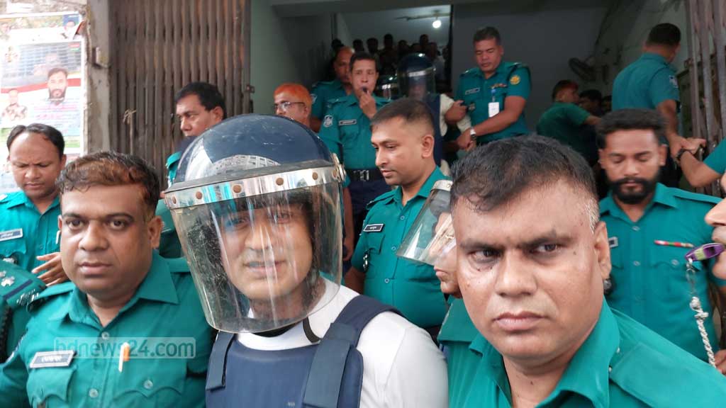 ‘ভালো থাকুক বাংলাদেশ’, কারাগারে যাওয়ার আগে ব্যারিস্টার সুমন