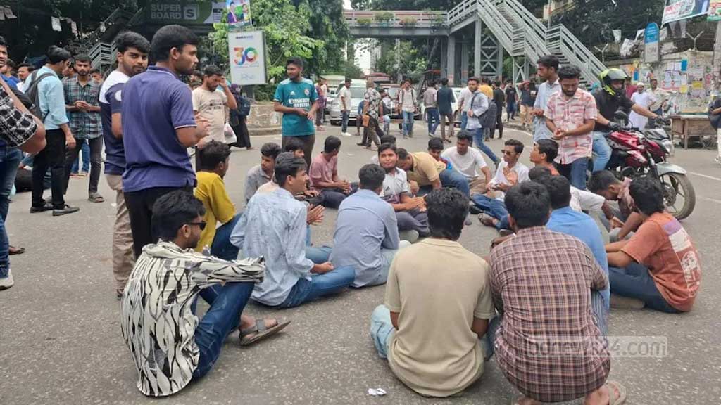 তিতুমীরের সামনে রাস্তা আটকে বিক্ষোভ, মহাখালীতে যানজট