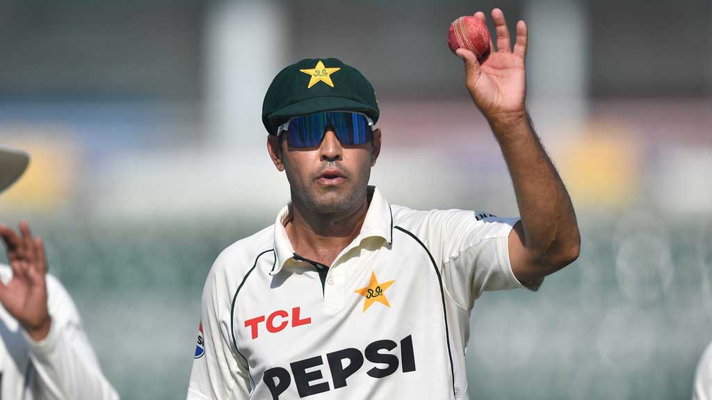 ৩৮ বছর বয়সে ৬ উইকেট নিয়ে ৯২ বছরের রেকর্ড ভাঙলেন আফ্রিদি