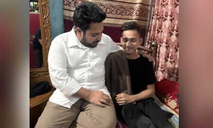 হাত হারানো ‘জুলাই যোদ্ধা’ আতিকুলকে দেখতে গেলেন নাহিদ