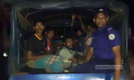 বরগুনায় নিষেধাজ্ঞা অমান্য করে মাছ শিকার করায় ১৩ জেলে আটক