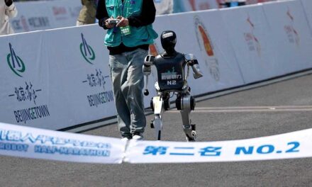 নাচতে পারে চীনের তৈরি এই হিউম্যানয়েড রোবট