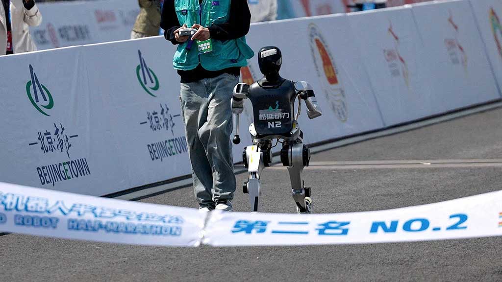 নাচতে পারে চীনের তৈরি এই হিউম্যানয়েড রোবট