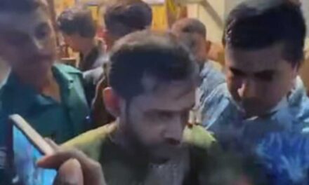 গ্রেপ্তার বাবাকে ধরে কাঁদতে থাকা শিশুকে চড়, খতিয়ে দেখার কথা বলছে পুলিশ