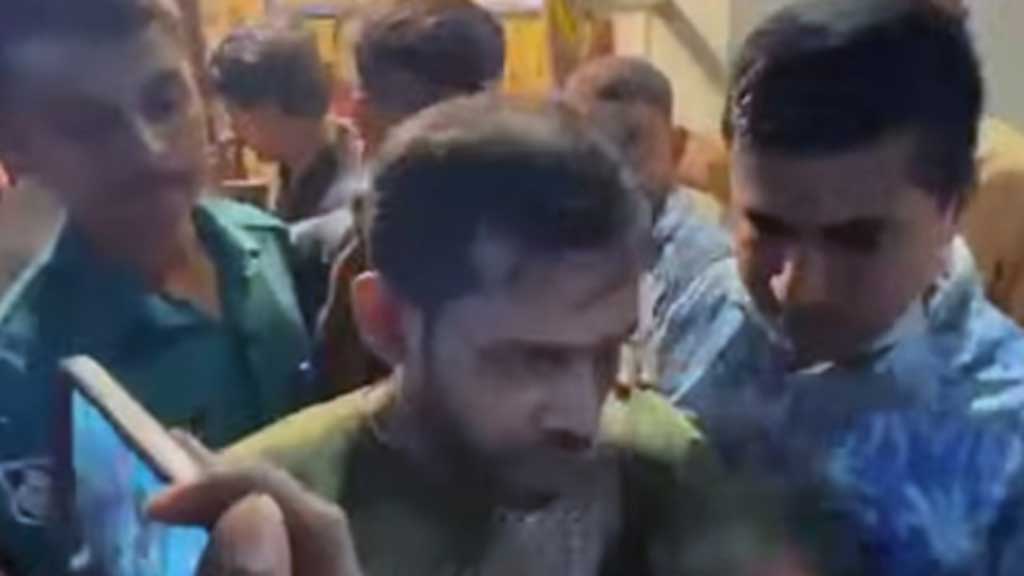 গ্রেপ্তার বাবাকে ধরে কাঁদতে থাকা শিশুকে চড়, খতিয়ে দেখার কথা বলছে পুলিশ