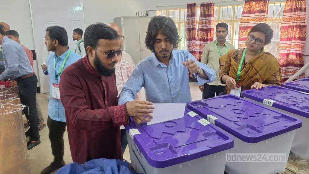 চাকসুতে দৃষ্টিহীনদের ভোট: ‘ভোট কাকে দিচ্ছি সেটাতো প্রকাশ পেয়ে যাচ্ছে’