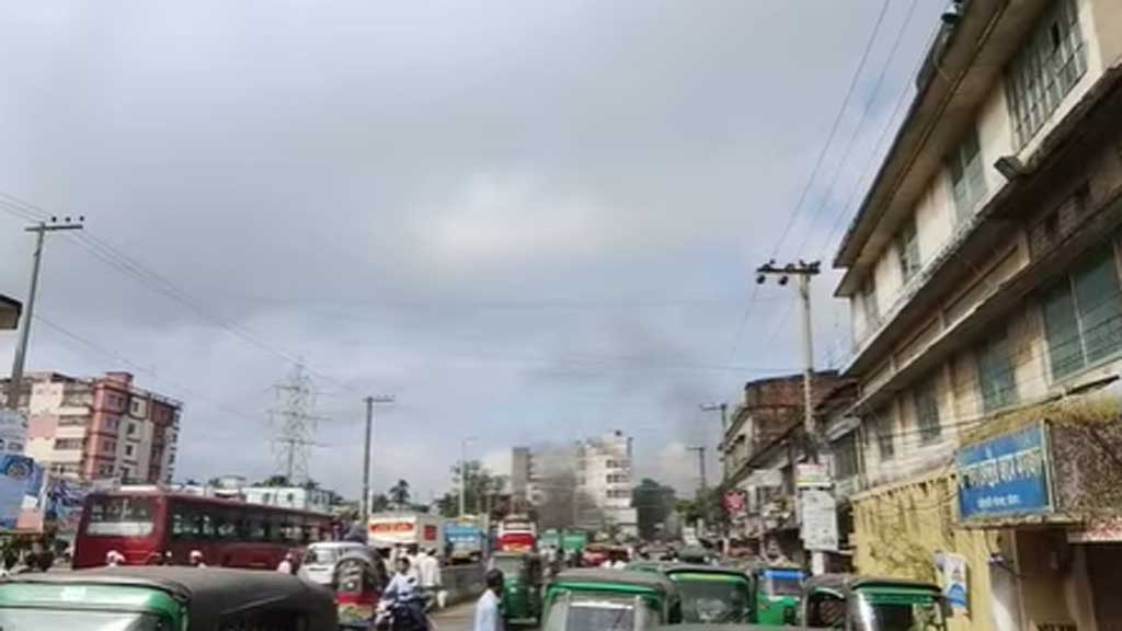 বাসের ধাক্কায় হেফাজত নেতার মৃত্যু, সাড়ে ৩ ঘন্টা সড়ক অবরোধ করে বিক্ষোভ