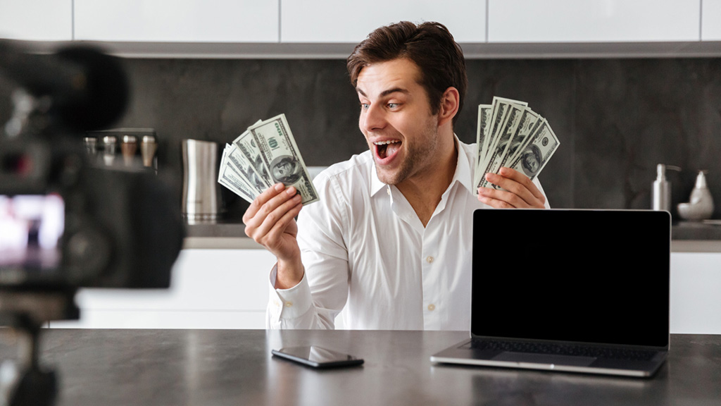 বিজ্ঞাপনের আয় ছাড়াও যেভাবে ধনী হচ্ছেন ইউটিউবাররা