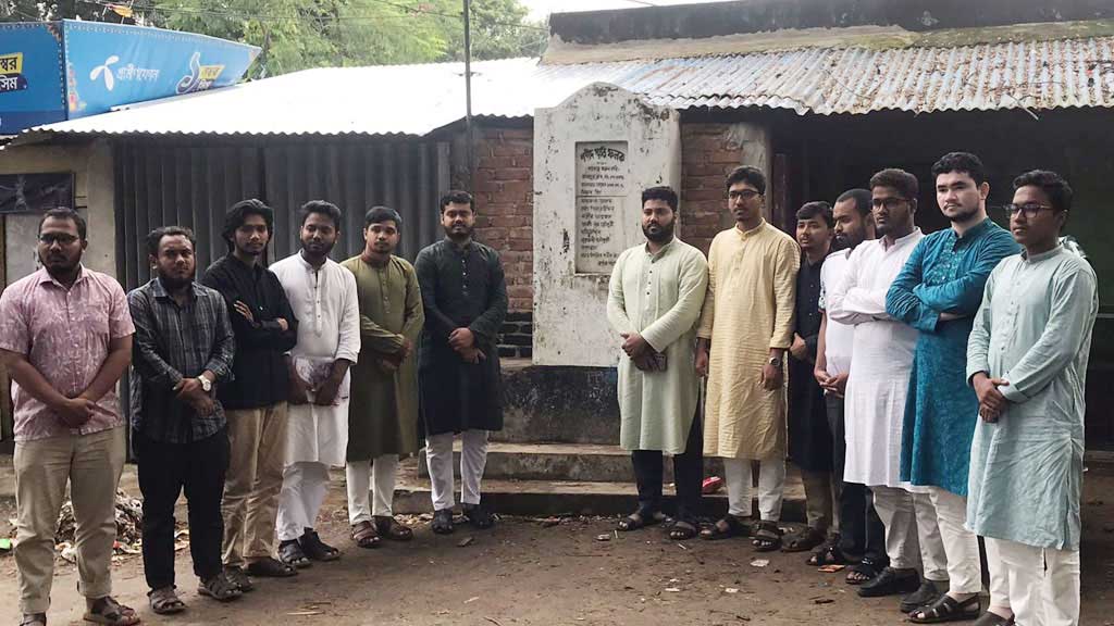 শহীদ রবের কবর জিয়ারত করল চাকসু জয়ী শিবির প্যানেল