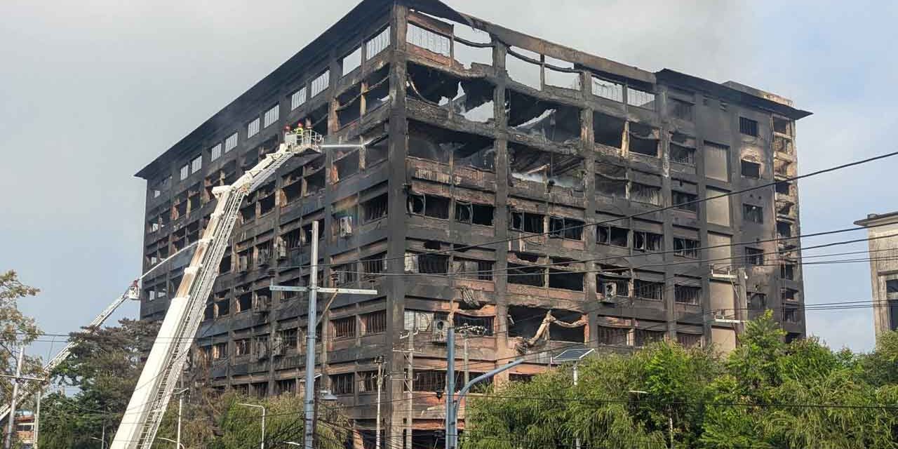 চট্টগ্রাম ইপিজেড : কঙ্কালসার ভবনে এখনো পুরোপুরি নেভেনি আগুন