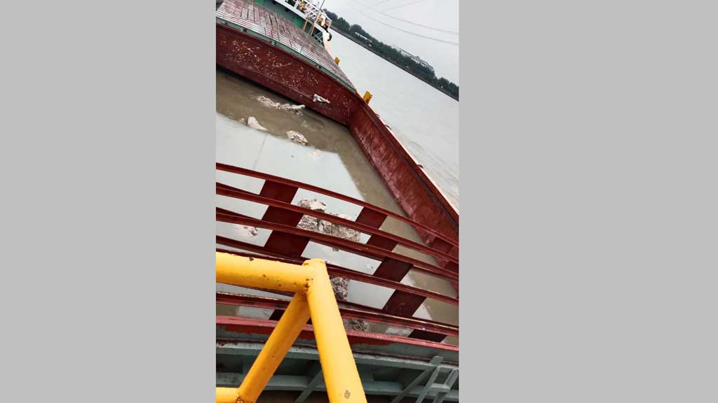 চট্টগ্রাম বন্দরের বহির্নোঙরে ডুবেছে লাইটারেজ জাহাজ