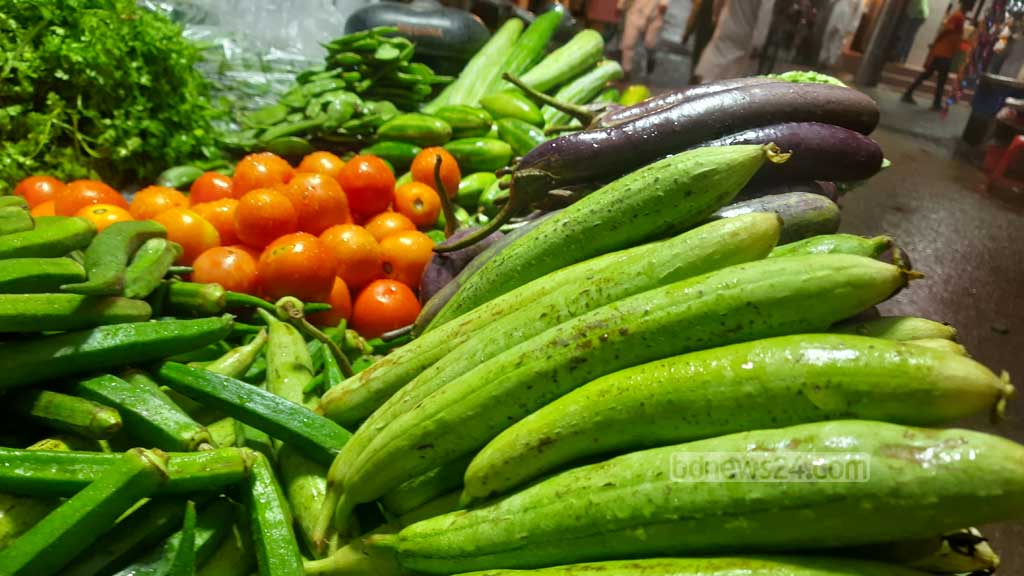 ঢাকার বাজার: কিছুটা কমলেও এখনও চড়া তরিতরকারির দাম