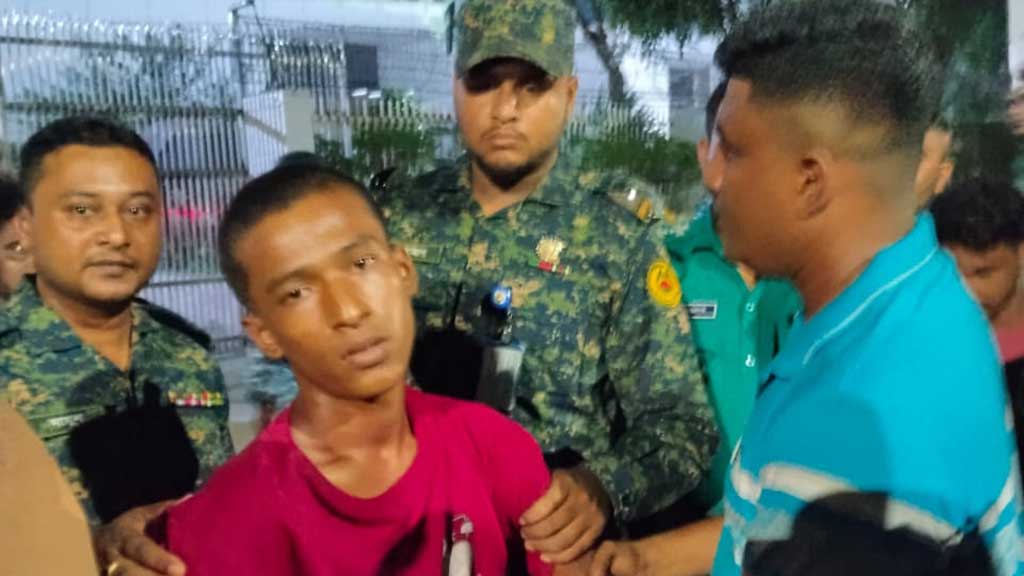 নির্বাচন কমিশনের সামনে ‘ককটেল বিস্ফোরণ’, আটক ১