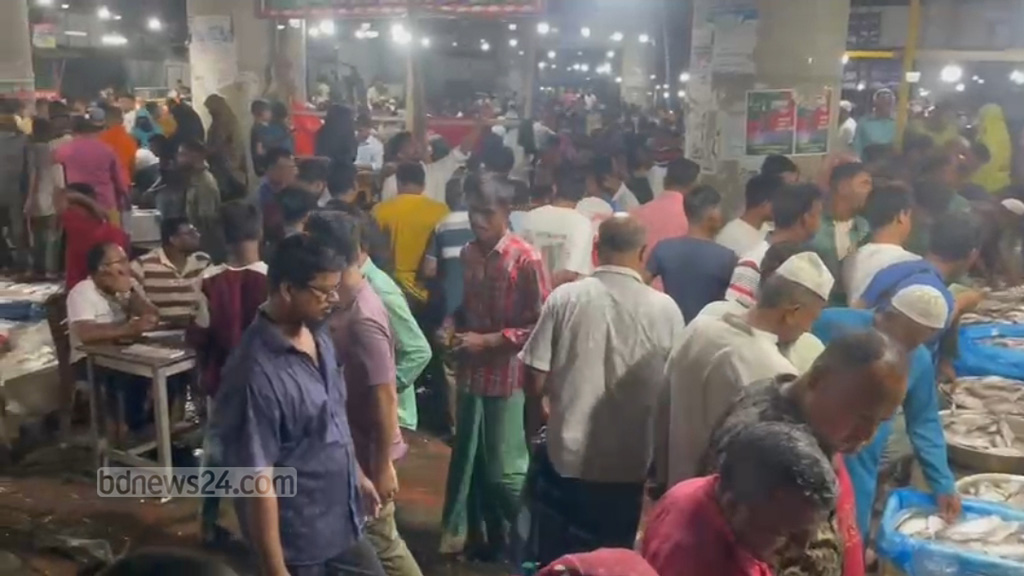 নিষেধাজ্ঞা শুরুর রাতে ফরিদপুরে ইলিশ মাছের মেলা, ক্রেতার ঢল