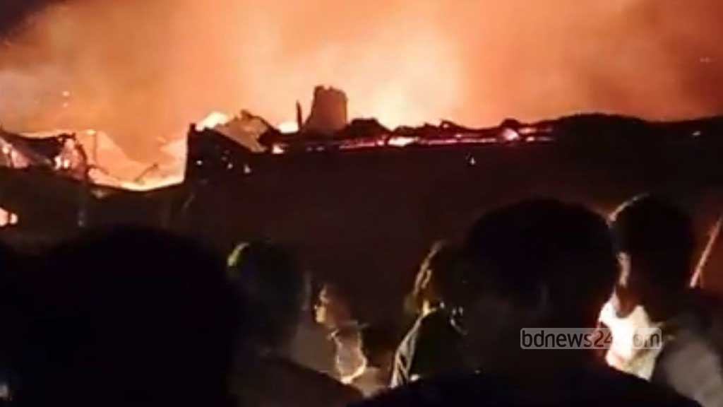 ফরিদপুরে পুড়ল ১৭ দোকান