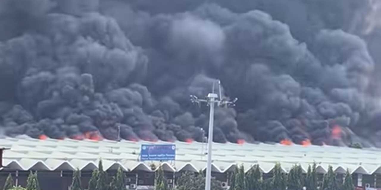 শাহজালালের কার্গো ভিলেজে ভয়াবহ আগুন, নিয়ন্ত্রণে ফায়ারের ৩৬ ইউনিট