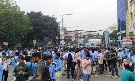 ফার্মগেইট সড়ক আটকে বিজ্ঞান কলেজের শিক্ষার্থীদের বিক্ষোভ