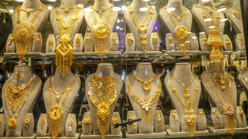 দেশে হু হু করে বাড়ছে স্বর্ণের দাম, কমছে বিক্রি