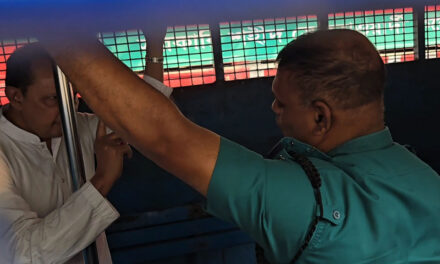 প্রিজনভ্যানে দাঁড়িয়ে থাকা যাবে না কেন? আদেশ দেখতে চাইলেন ইনু