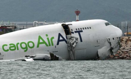 হংকংয়ে রানওয়ে থেকে ছিটকে কার্গো উড়োজাহাজ সাগরে, নিহত ২