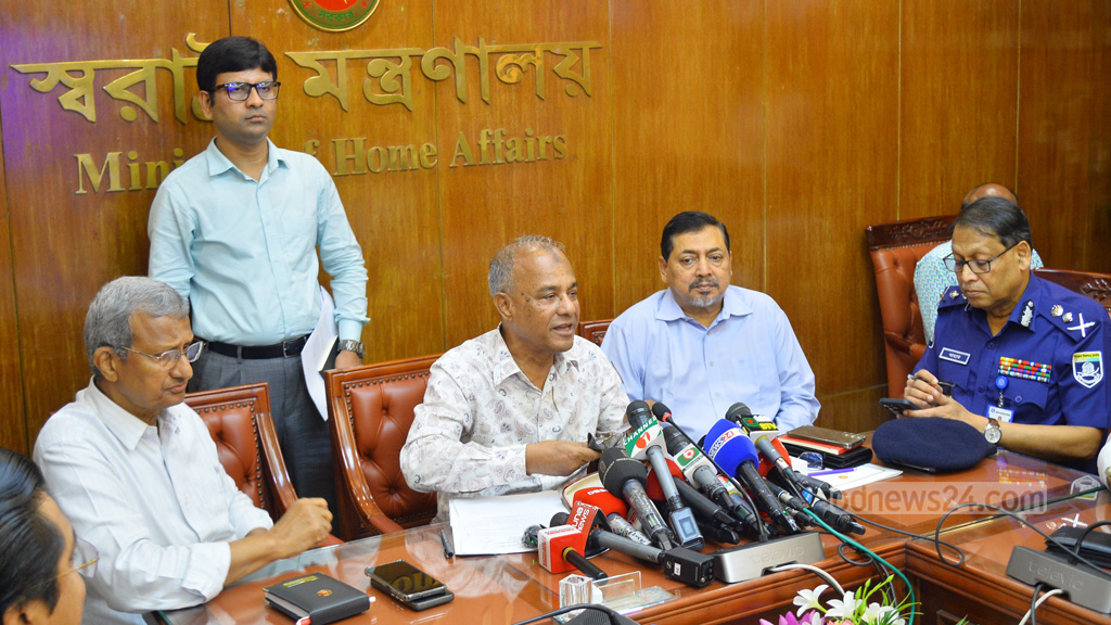 ‘প্রায় আটশ’ মণ্ডপে অসুরের মুখে দাড়ি, ‘ফ্যাসিস্ট’ বুদ্ধিজীবীদের ইন্ধন দেখছেন স্বরাষ্ট্র উপদেষ্টা