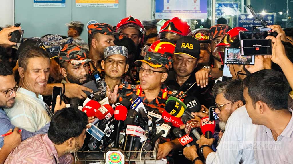 ‘বাতাসের কারণে’ আগুন নেভাতে দেরি: ফায়ার সার্ভিসের ডিজি