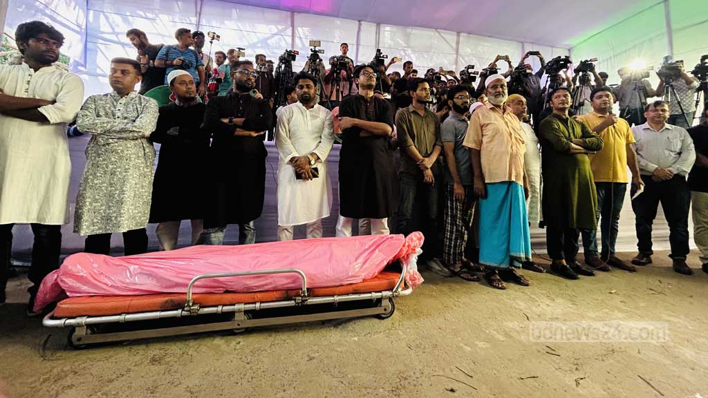 শেষবারের মত কফিনবন্দি হয়ে জবি ক্যাম্পাসে জুবায়েদ