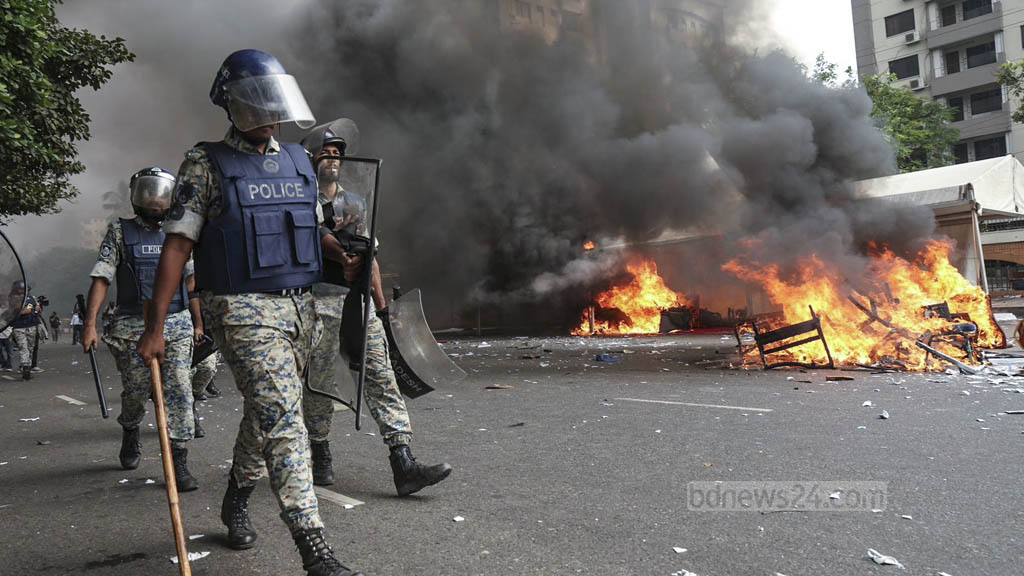 জুলাই সনদ অনুষ্ঠান ঘিরে ‘রণক্ষেত্র’: চার মামলায় আসামি ৯০০