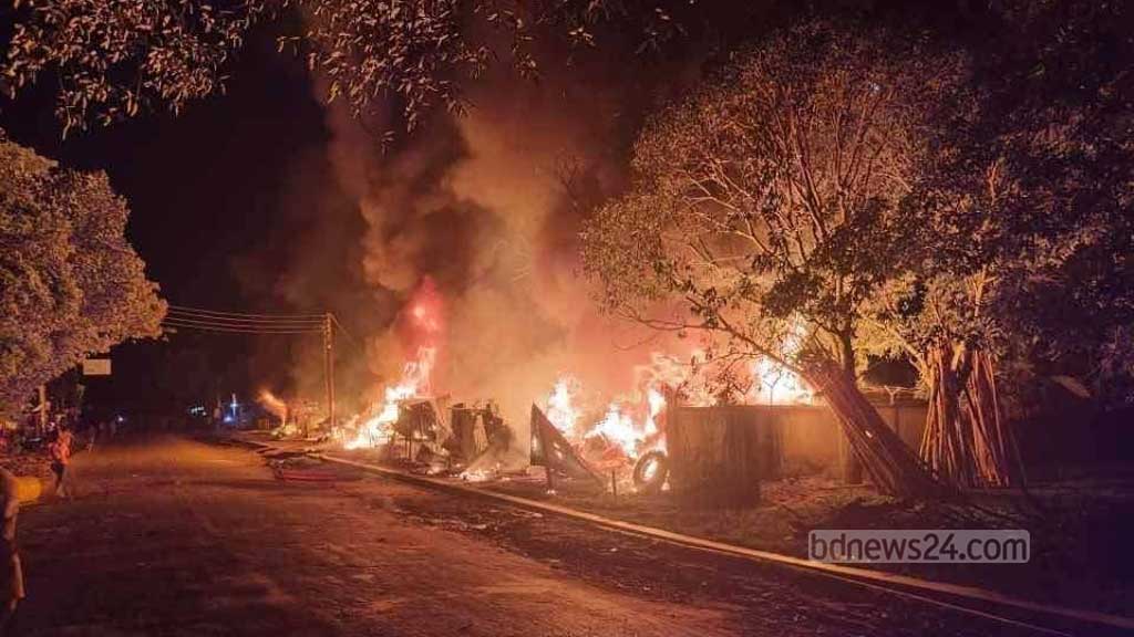 খাগড়াছড়িতে আগুনে পুড়ে ছাই ১৯ দোকান