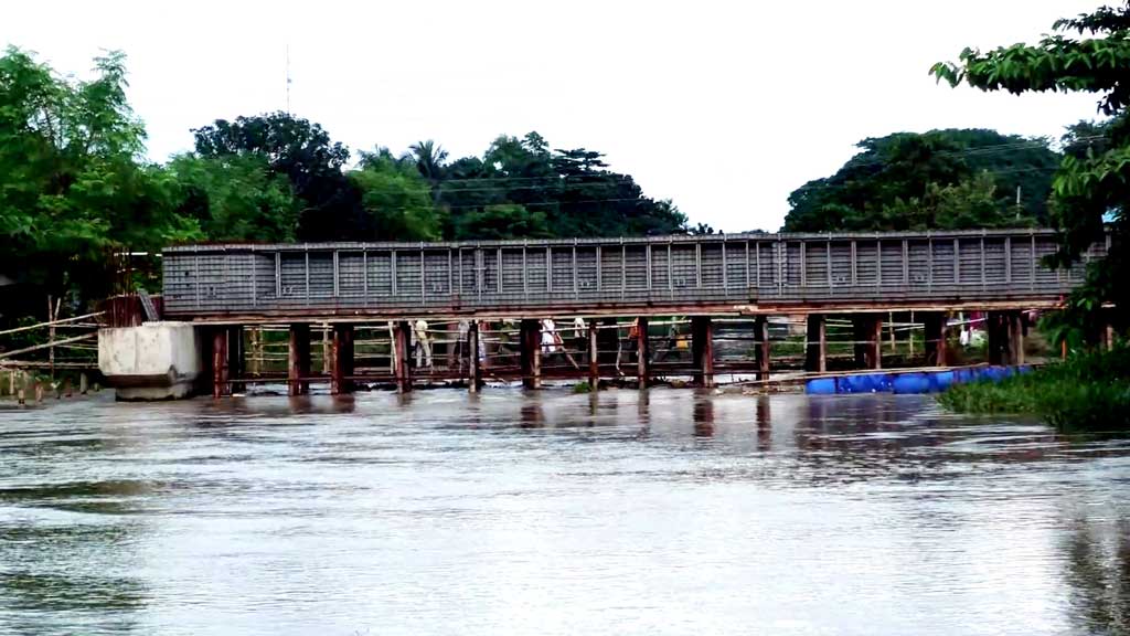 কুষ্টিয়ায় সেতু নির্মাণে ‘ধীরগতি’, ভোগান্তি